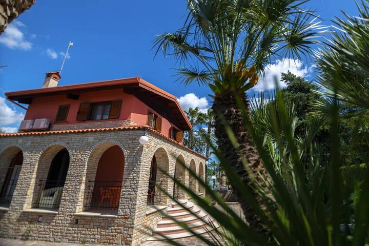 Location de vacances pour 3 personnes, avec vue ainsi que piscine et jardin, animaux acceptés à Andria - 3