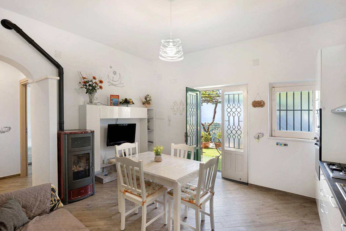 Ganze Wohnung, Ferienwohnung 'Bella Veduta Luna' mit Blick auf das Meer und die Berge, Wi-Fi und Klimaanlage in Pianillo, Agerola