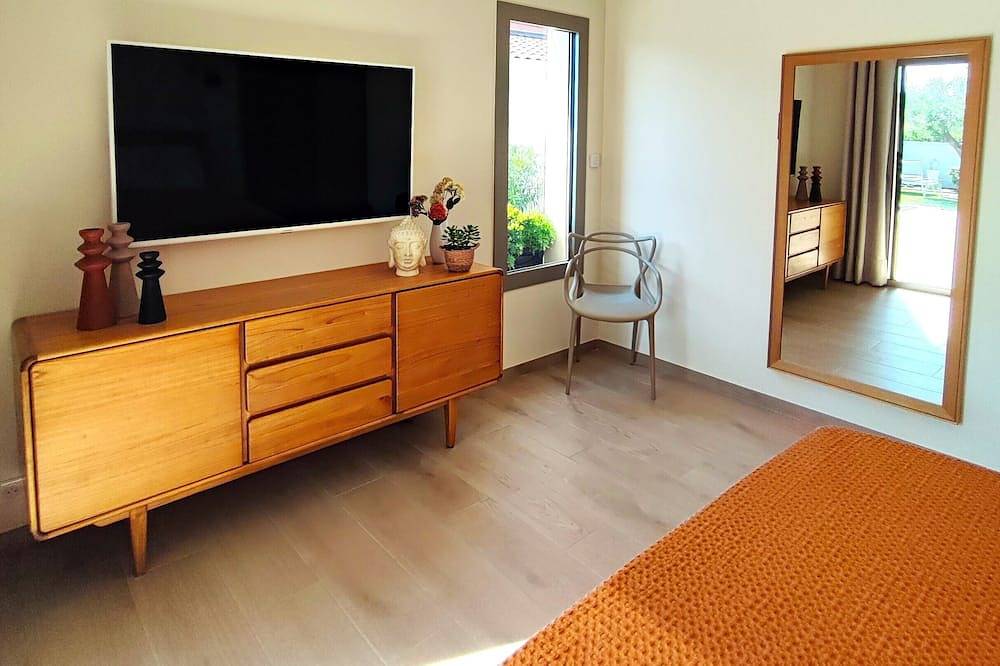 Promo Reduction 13% stay 14 days contemporary villa with pool in Pujaut, Region de Nimes