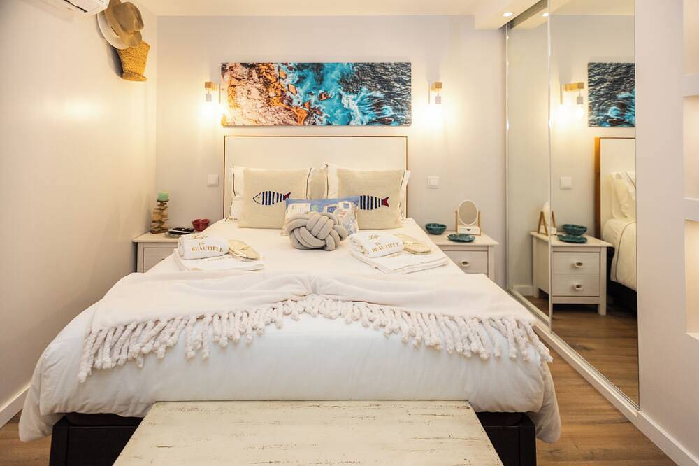 Zen house on the cliffs of Azenhas do Mar in Azenhas do Mar, Costa de Lisboa