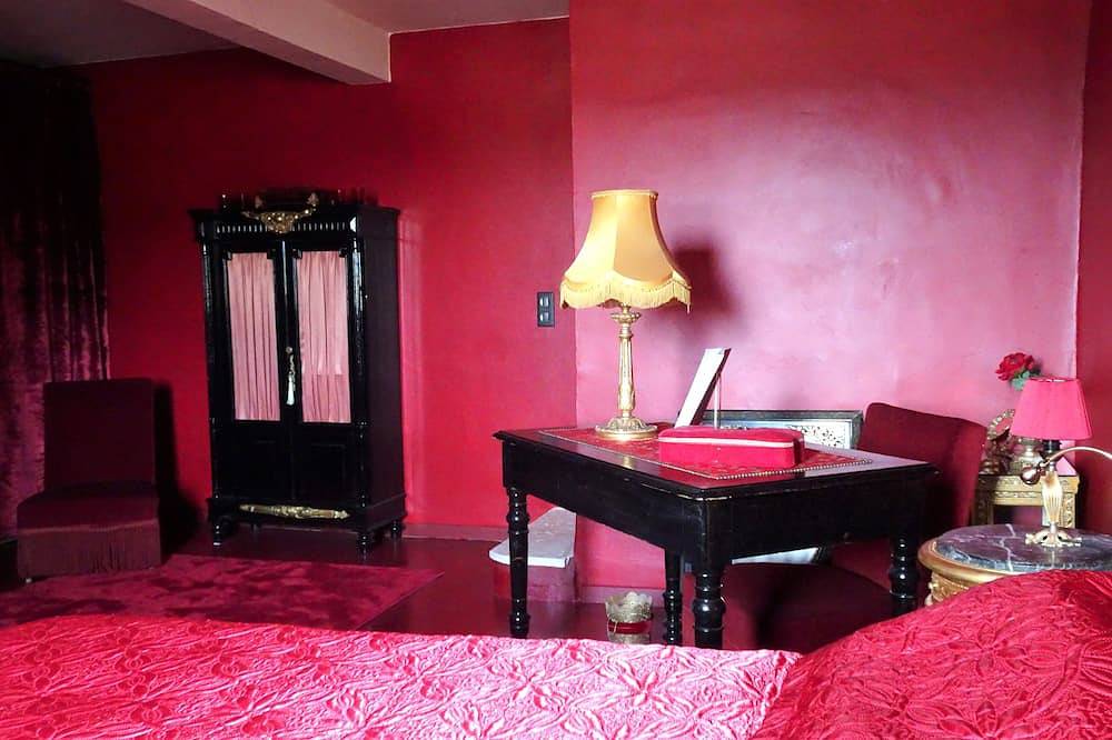 Entire apartment, \"La Dame Au Balcon\" on the village square in Roussillon, Parc naturel régional du Luberon