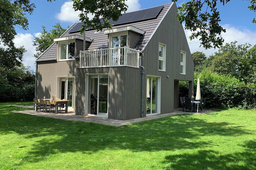 Luxury holiday villa close to the beach, surrounded by beautiful nature! in Renesse Strand, Renesse