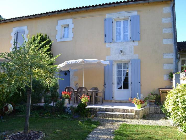 Gîte pour 5 personnes, avec jardin dans Saint-Genis-d'Hiersac