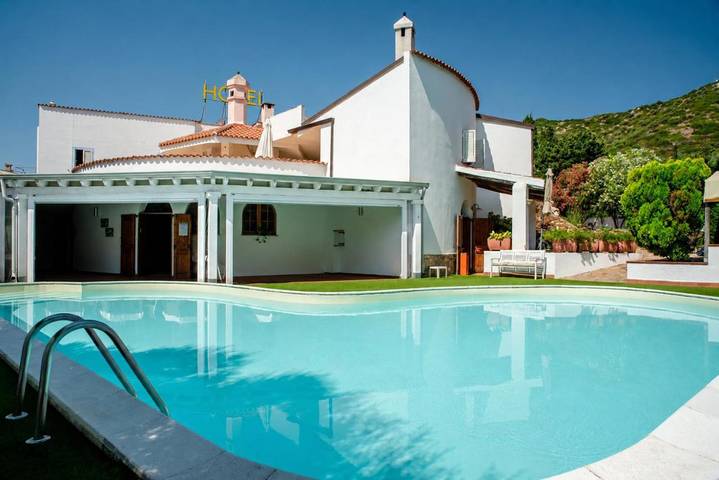 Hôtel pour 4 personnes, avec piscine et terrasse