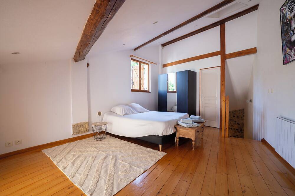 Charming stone house with terrace & barbecue, near valence in Montélier, Región de Valence