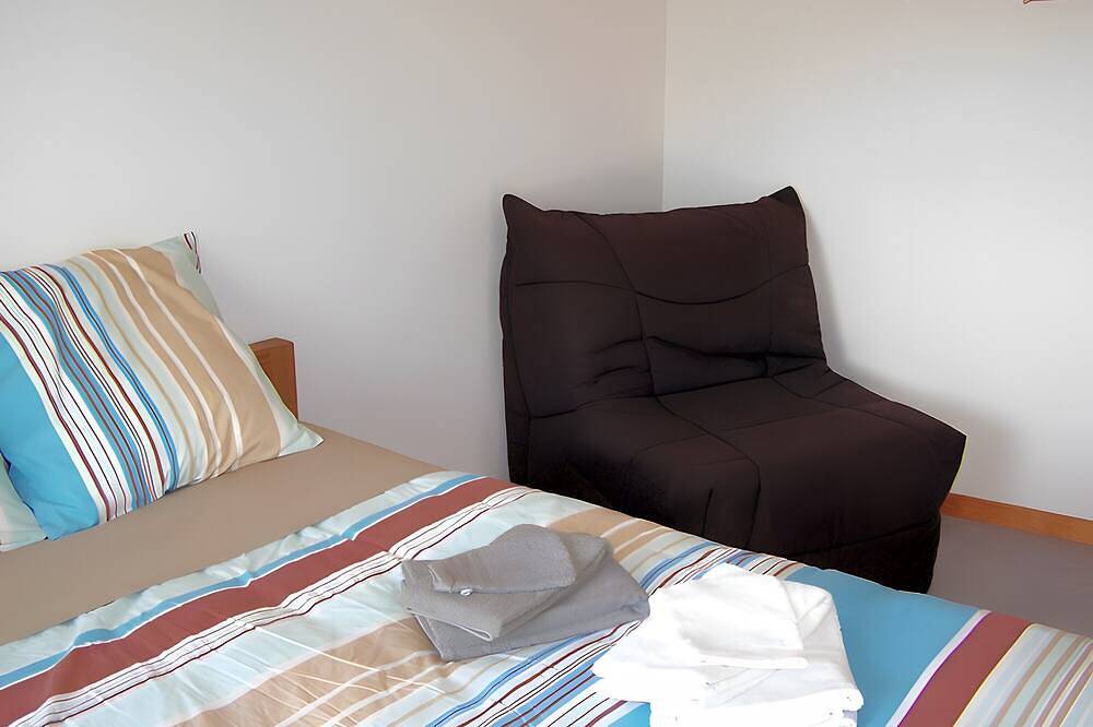 Apartamento entero, Habitación «Galet» con terraza compartida, Wi-Fi y aire acondicionado in Colombiers, Côte d'Améthyste