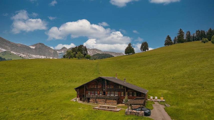 Ferienhaus für 14 Personen, mit Balkon und Whirlpool sowie Terrasse und Garten