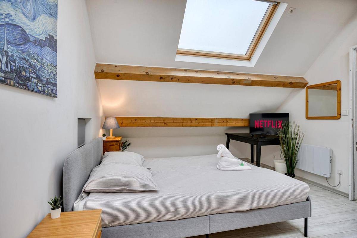 Appartement entier, Coliving - Private Suite Bathroom - Toilet in Saint-Jean-de-Gonville, Gex