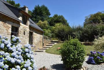 Location de vacances pour 4 personnes, avec jardin et vue à Baud (mesure)