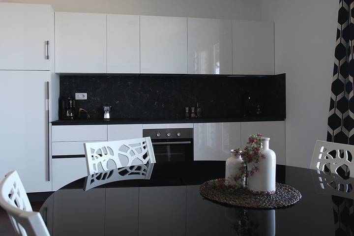 Ferienwohnung für 4 Personen, mit Ausblick und Pool sowie Garten und Balkon in Fermo - 3