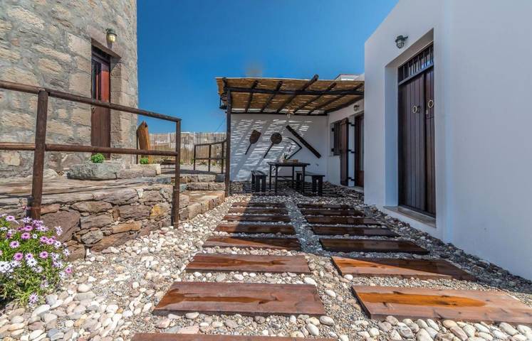 Gîte pour 4 personnes, avec Balcon et Terrasse ainsi que Jardin et Vue dans Adamas - 2