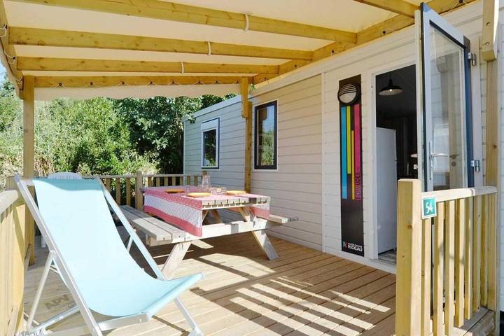 Camping pour 7 personnes, avec piscine ainsi que terrasse et sauna, animaux acceptés