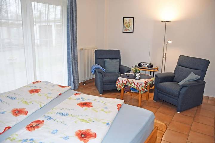Entire apartment, Vacation apartment Oie with sun terrace - Holiday apartments on the Hagenschen Wiek in Strand Kleinhagen, Mönchgut