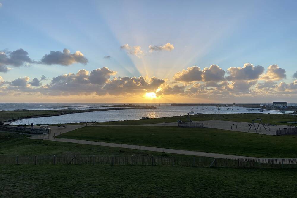 Appartement entier, Sea View Duplex with balcony and heated swimming pool in Saint-Guénolé, Penmarch