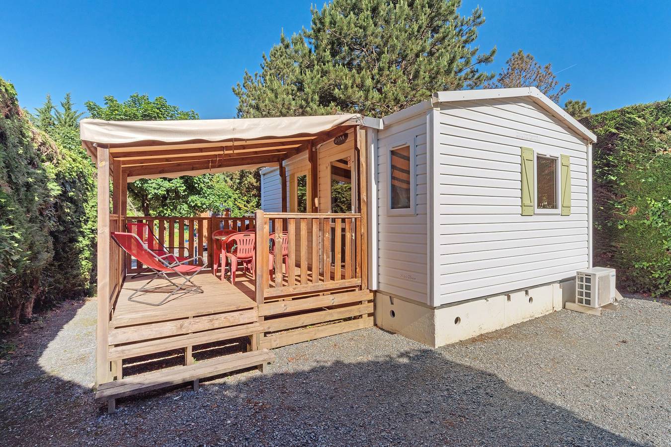 Caravan “Mobil Home Venus No. 22” with Shared Pool in Vaulnaveys-le-Bas, Isère