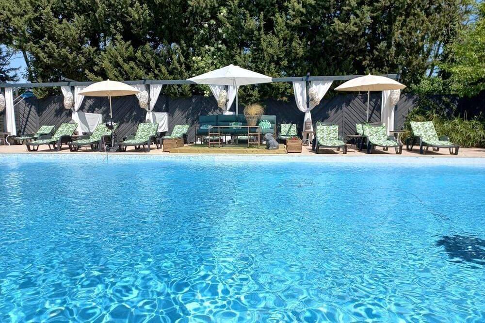 Zecamping 4 étoiles piscine chiens acceptés jacuzzi chalet Tv clim 18m2 in Noves, Arles region