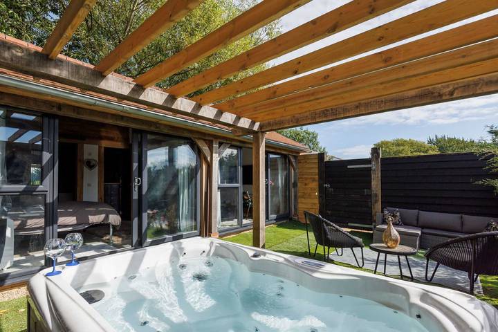 Holiday rental for 2 people, with garden and hot tub in West Sussex