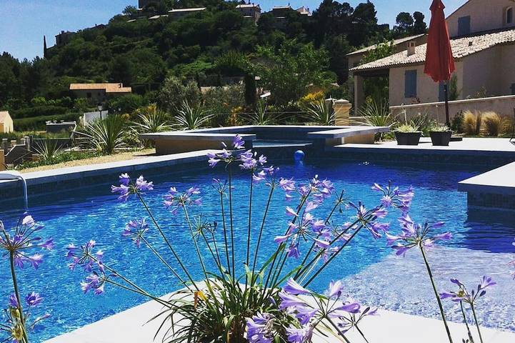 Gîte pour 4 personnes, avec terrasse ainsi que jacuzzi et jardin
