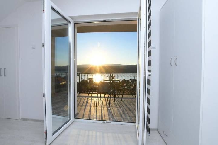 Location de vacances pour 6 personnes, avec balcon ainsi que vue sur le lac et vue à Kladovo - 4