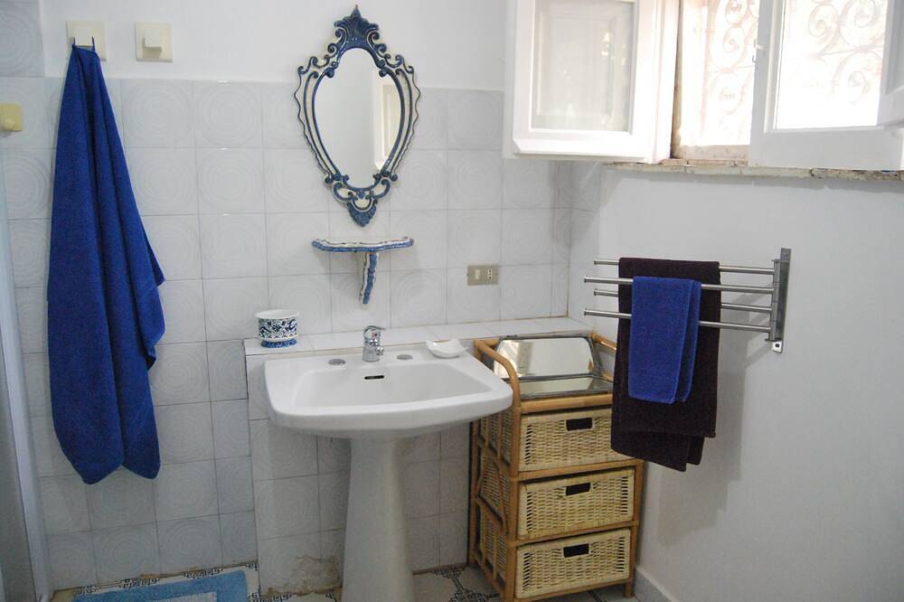 Blue House: terrace and veranda overlooking the sea from the garden. Beach access from home in Punta Secca, Santa Croce Camerina