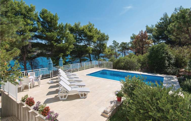 Charming 2-Bed Apartment with Pool, Terrace & Beach Nearby in Lumbarda, Korcula