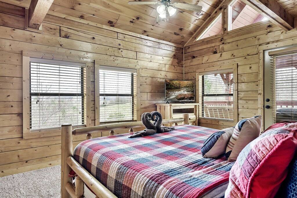 Log Cabin for 10 Guests in Sevierville, Sevier County