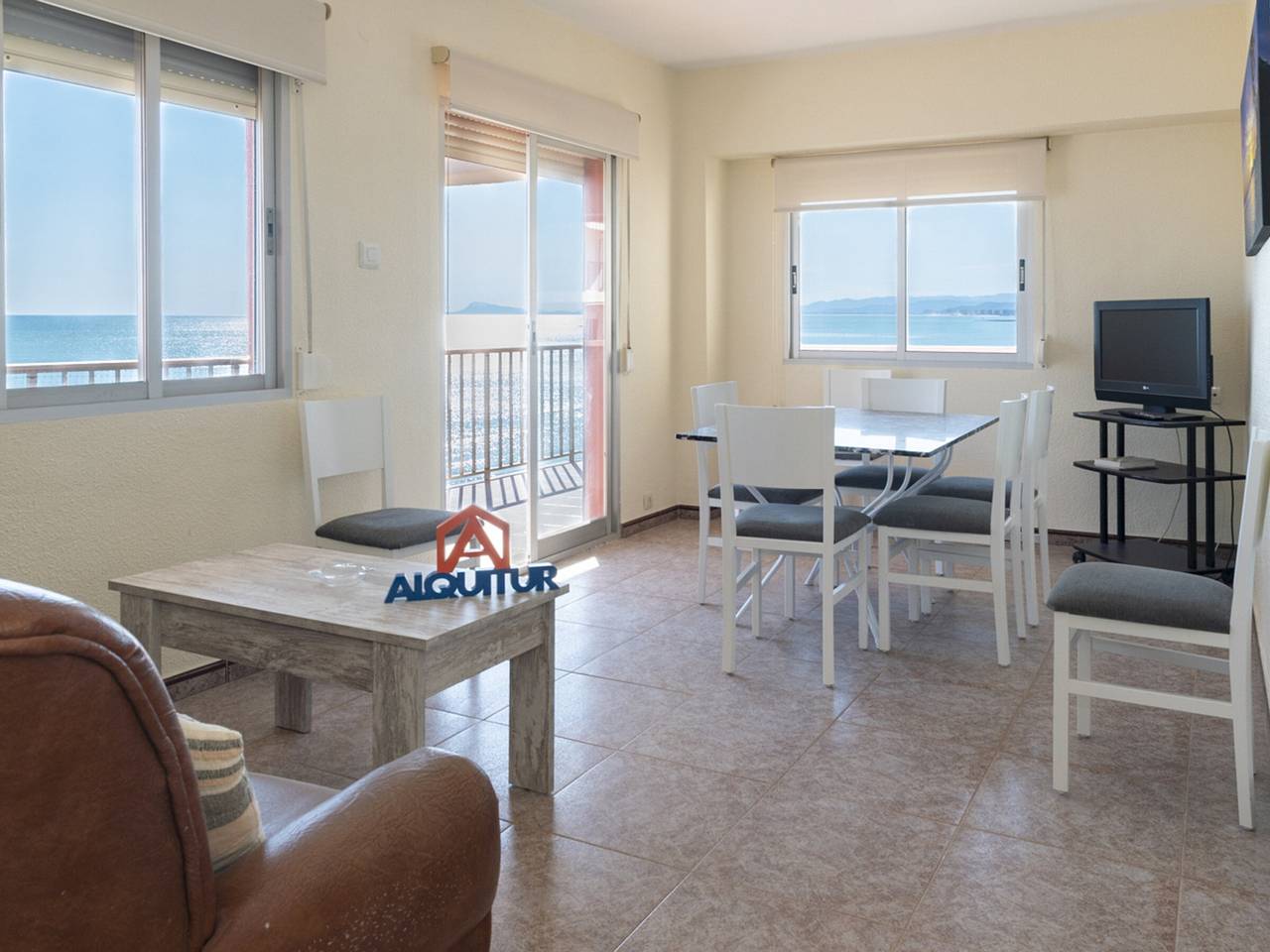Apartamento entero, Apartamento familiar de 3 habitaciones frente al mar con parking en Cullera in Cullera, Costa de Valencia