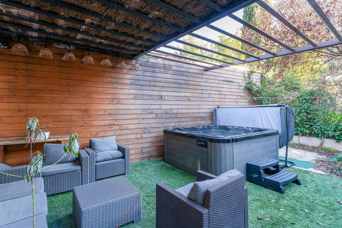 Ganze Wohnung, Apartment 'Loft Loc 25 m² Ruhiges Haus' mit privater Terrasse, Wlan & Klimaanlage in Les Angles (Gard), Nimes und Umgebung