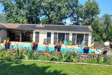 Gîte pour 4 personnes, avec jacuzzi ainsi que piscine et jardin dans le Lot
