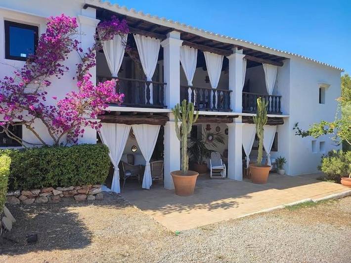 Cheap villa for 7 people, with Balcony and Terrace as well as Garden and Pool in Ibiza