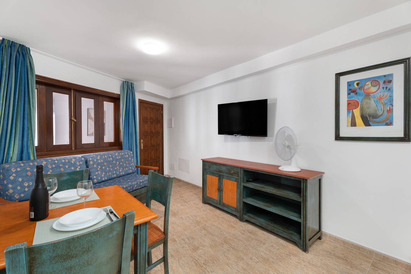 Entire apartment, Vacation 'Las Flores 1A' with Shared Pool and Wi-Fi in San Eugenio Alto, Adeje