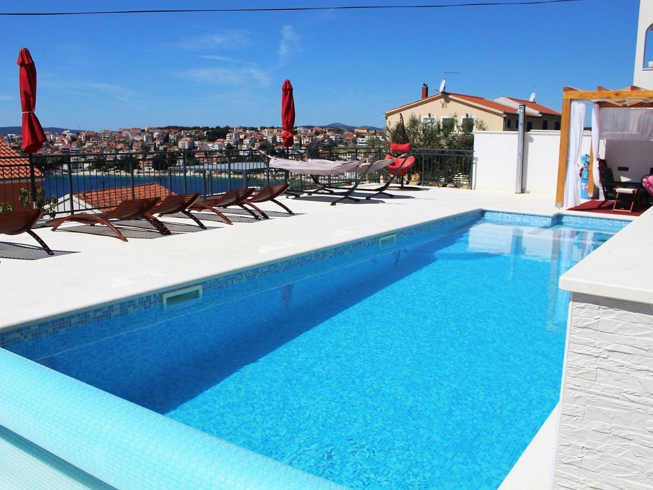 Ganze Wohnung, Beheiztes Schwimmbad, Familienferienwohnung in Okrug Gornji, Ciovo