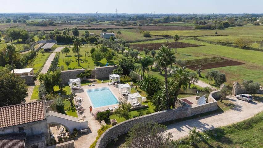 Station pour 2 personnes, avec jardin ainsi que piscine et jacuzzi, adapté aux familles à Martano - 2
