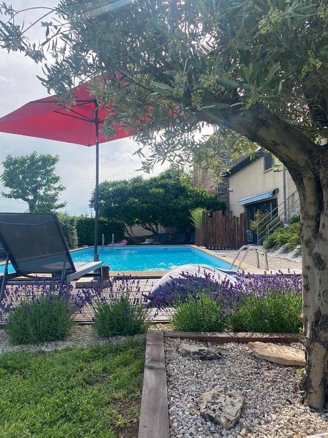 Location de vacances pour 4 personnes, avec Terrasse ainsi que Jardin et Piscine à Cruéjouls