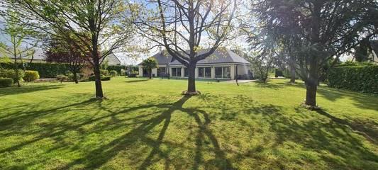 Gîte pour 14 personnes, avec jardin ainsi que jacuzzi et piscine, adapté aux familles à Saint-Cyr-sur-Loire