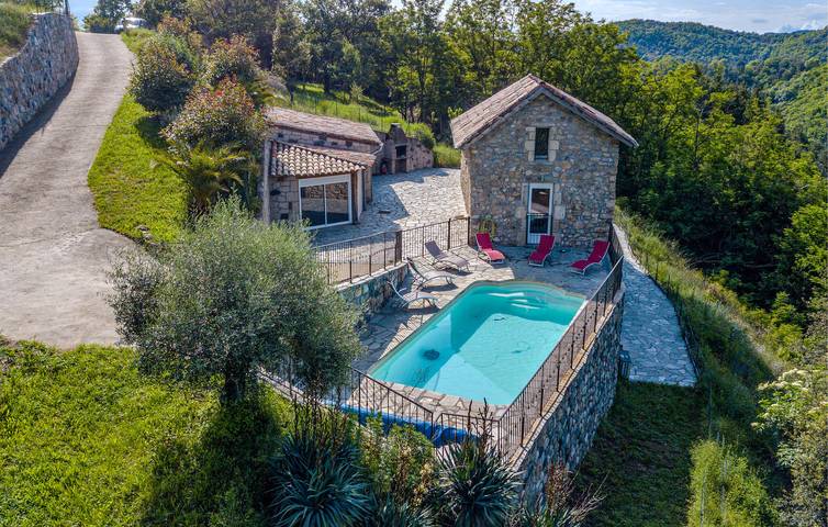 Location de vacances pour 10 personnes, avec terrasse ainsi que piscine et jardin à Pont-de-Labeaume - 2