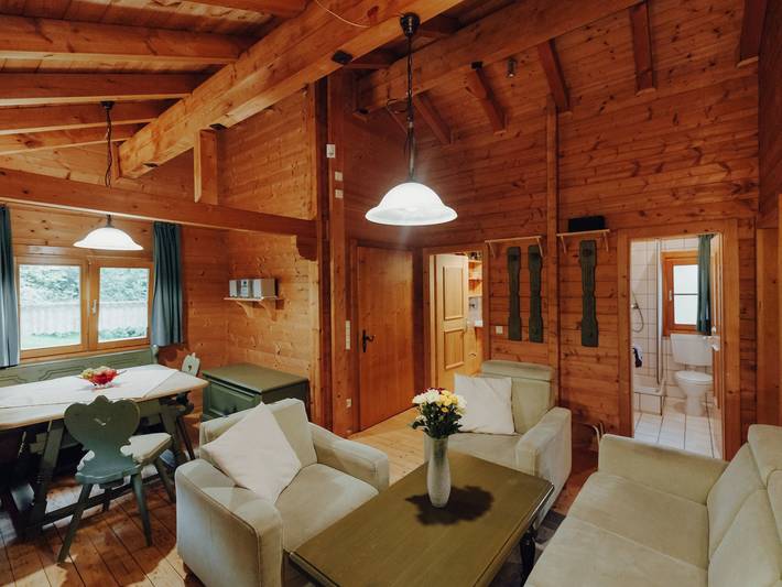 Naturerlebnisdorf Stamsried im Bayerischen Wald - Gemütliches Holzblockhaus m überdachter Veranda Ht in Stamsried, Ostbayern