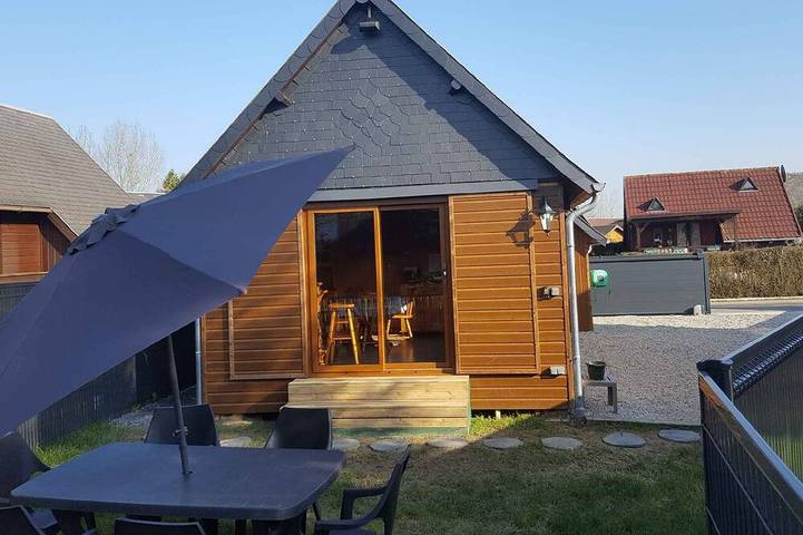 Chalet für 6 Personen, mit Terrasse und Garten sowie Pool