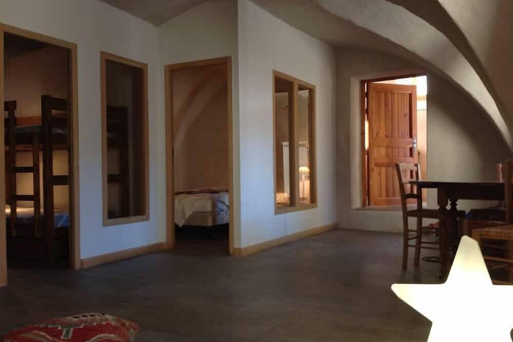 Apartamento entero, Vars Sainte Catherine: El encanto de un apartamento en una casa antigua in Vars (station de ski), Vars
