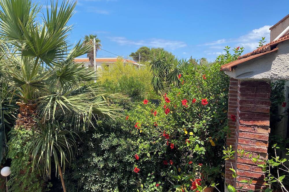 Villa 150 meters from the sea and 5 km from the airport. Villa Melina. in Carini, Palermo Province