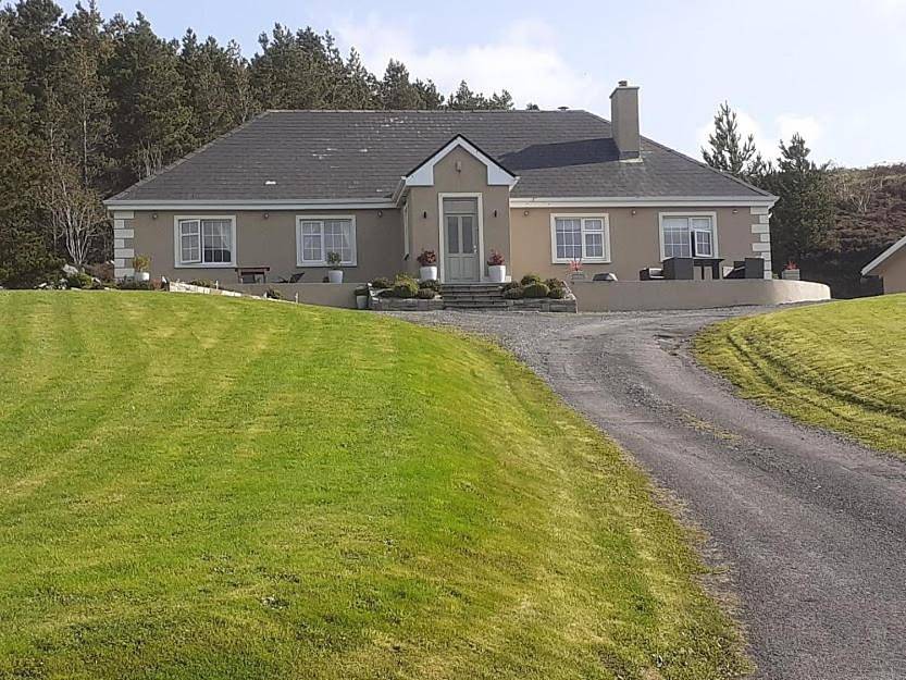 Entire holiday apartment, The Woodlands in Castlebar, Lough Conn