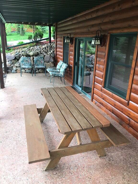 Hana Log Cabin in der Nähe von Devil's Lake in Devils Lake