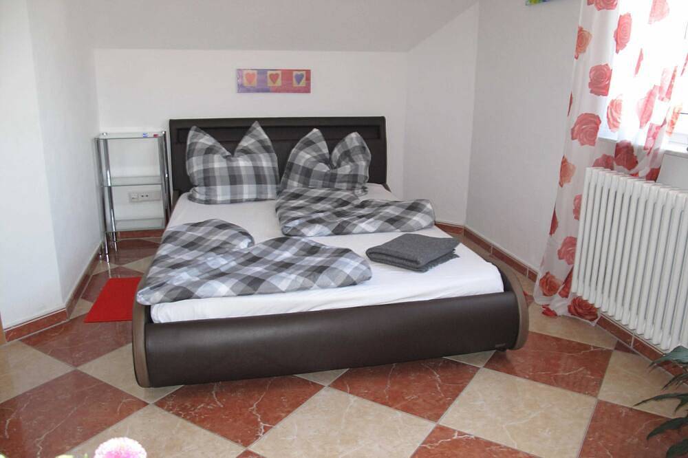 Ganze Wohnung, Ferienwohnung Vogesenblick, 50qm, 1 Schlafraum - Ferienwohnung Kunst in Europa-Park, Mahlberg
