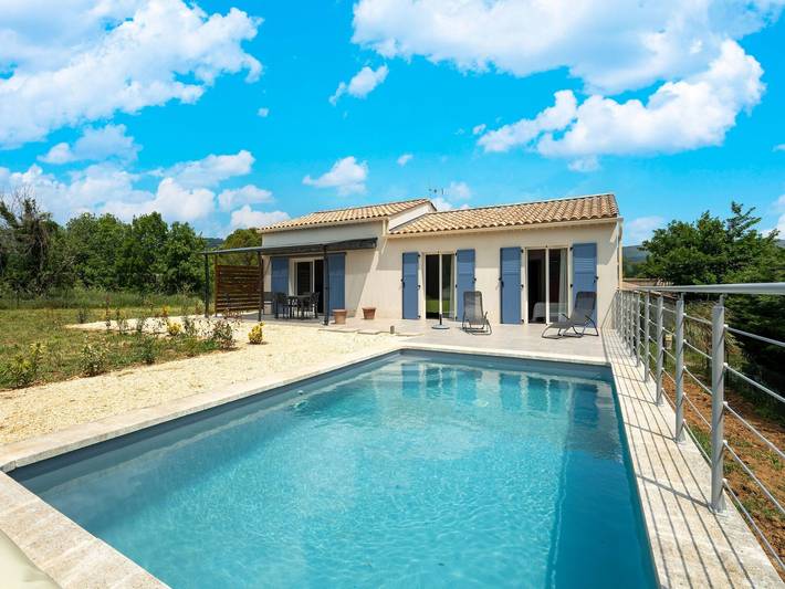Location de vacances pour 4 personnes, avec Terrasse ainsi que Jardin et Piscine à Saint-André-de-Roquepertuis