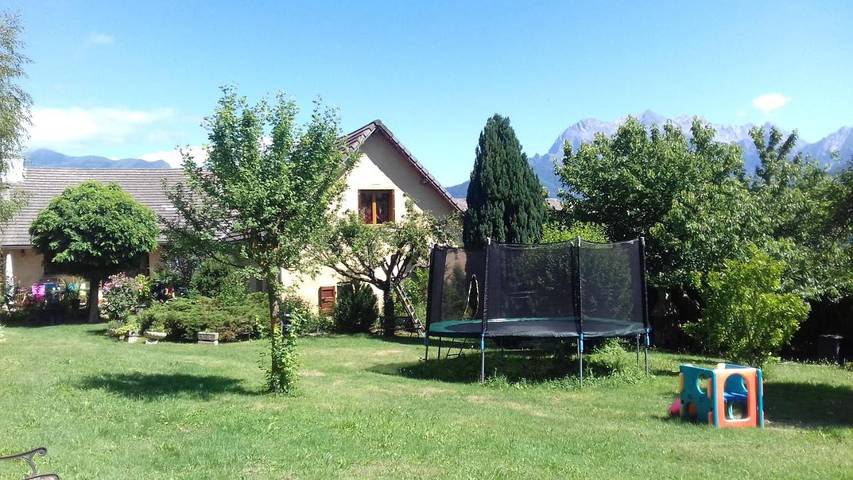 Location de vacances pour 5 personnes, avec piscine ainsi que vue et jardin dans Quet-en-Beaumont