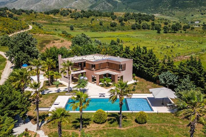 Villa mit pool für 8 Personen, mit Garten und Pool sowie Balkon, kinderfreundlich in Albanien