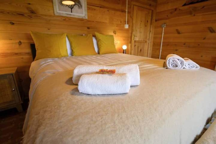 #67 Private Hot Tub Reindeer Lodge retreat in Staffordshire