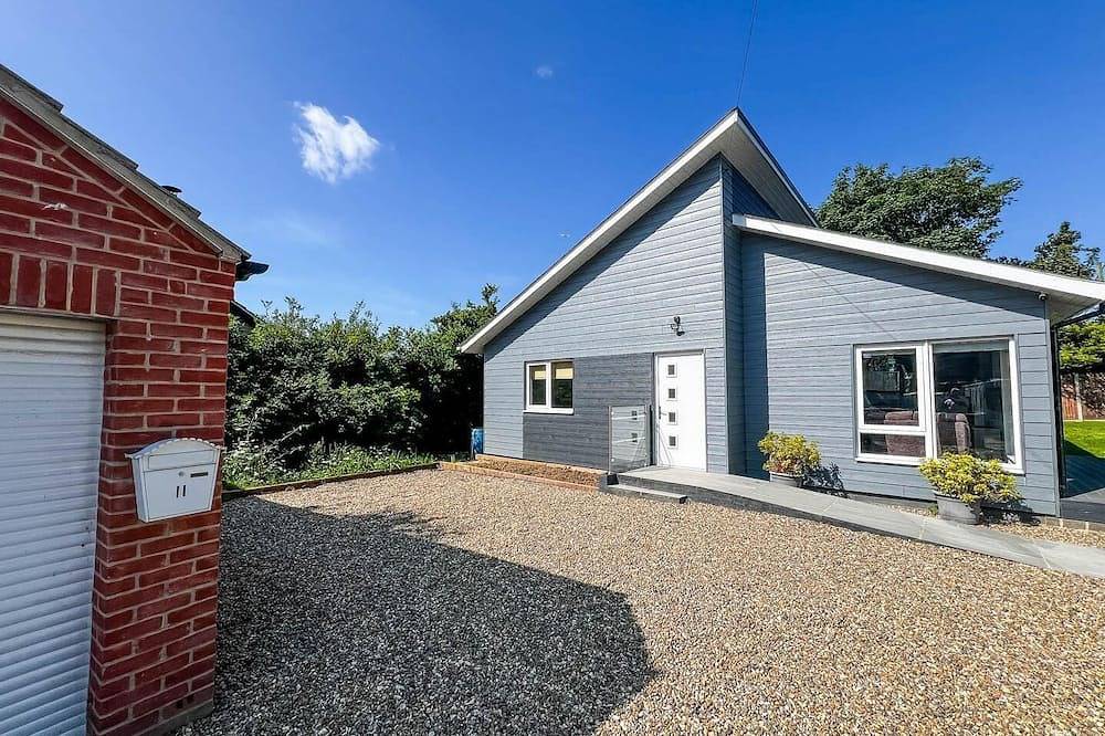 Well designed bungalow in the seaside resort of Hemsby, ref 99012B in Hemsby, Great Yarmouth