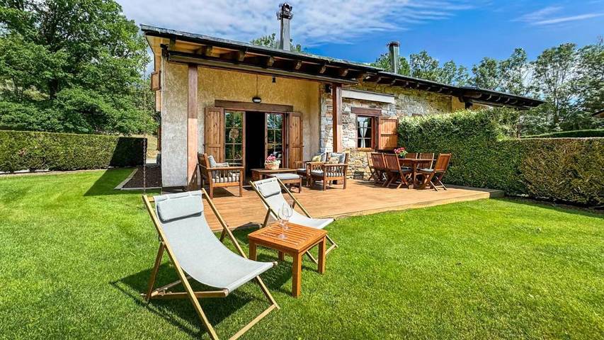 Gîte pour 10 personnes, avec Balcon et Terrasse ainsi que Jardin et Vue à UR