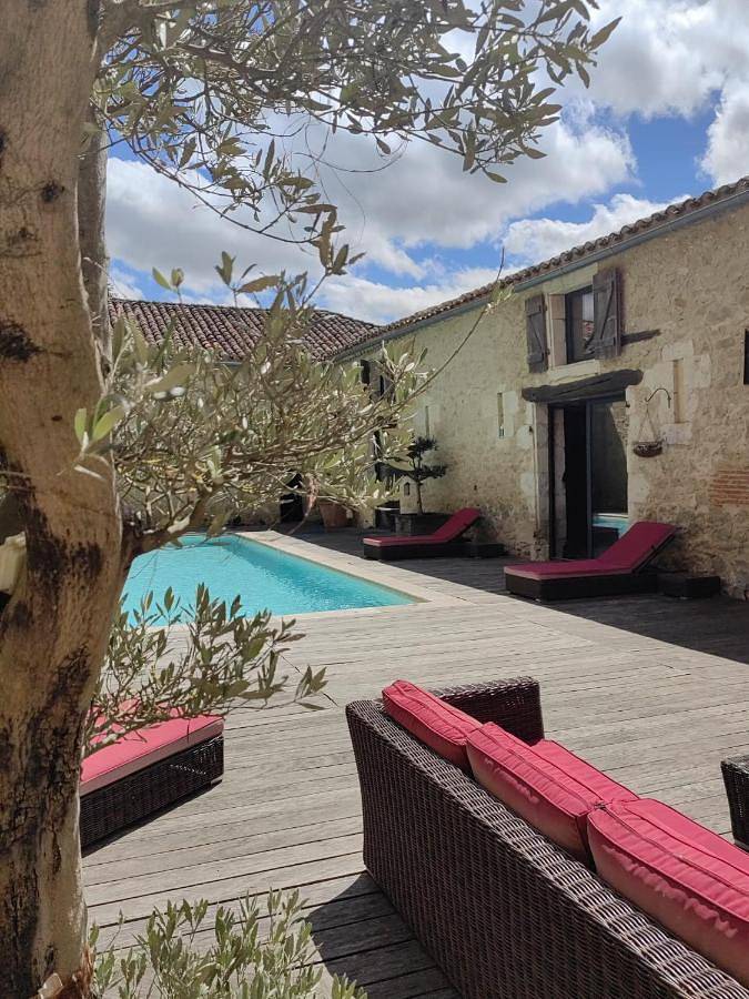 Chambre d’hôte pour 2 personnes, avec piscine et jardin ainsi que terrasse et jacuzzi dans le Gers